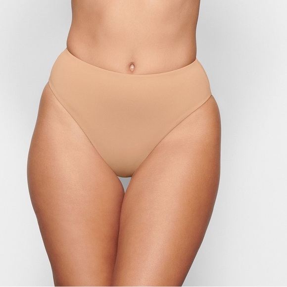 Two piece Skims Swimsuit - Picture 4 of 12